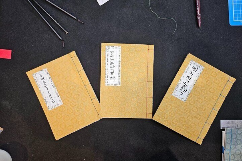 Making a traditional notebook & naming on it in Hangeul in Seoul