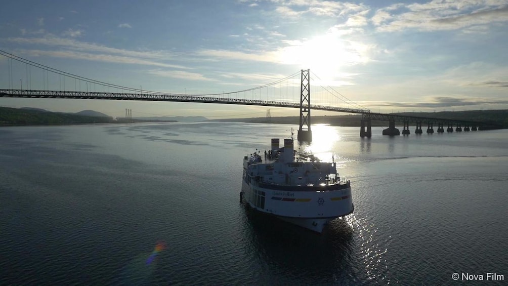 Evening Cruise In Quebec City with Circus Acts 