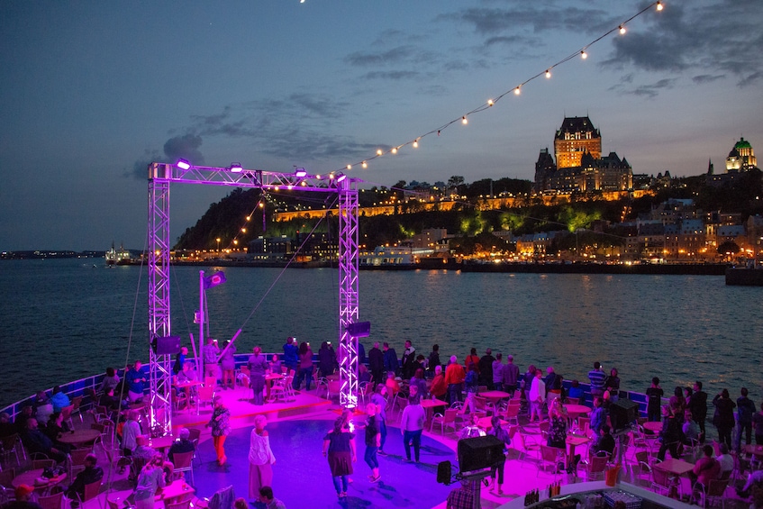 Evening Cruise In Quebec City with Circus Acts 