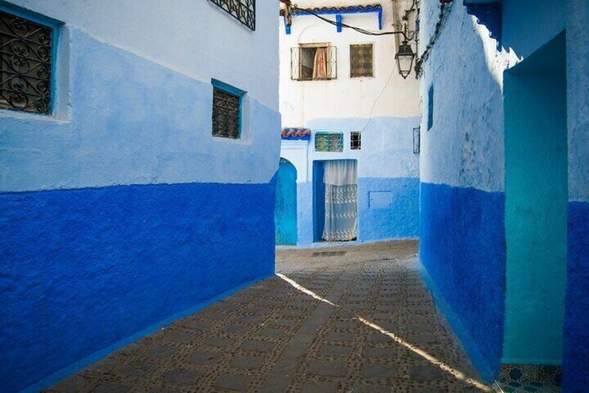 Chefchaouen’s iconic blue walls and breathtaking mountain backdrop create a scene straight out of a fairytale.