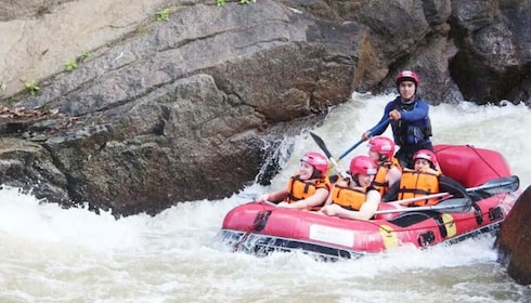 Rafting in der Phang Nga Bay: 5 km Stromschnellen und Waldwasserfall