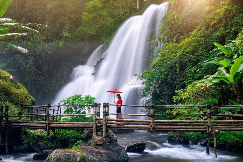 Stop at the waterfalls to close the trip