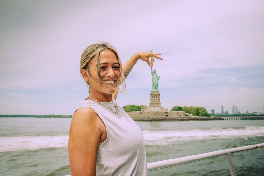 NYC Statue of Liberty, Downtown & Bridges 90 min Sightseeing Cruise