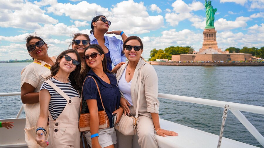 NYC Statue of Liberty, Downtown & Bridges 90 min Sightseeing Cruise