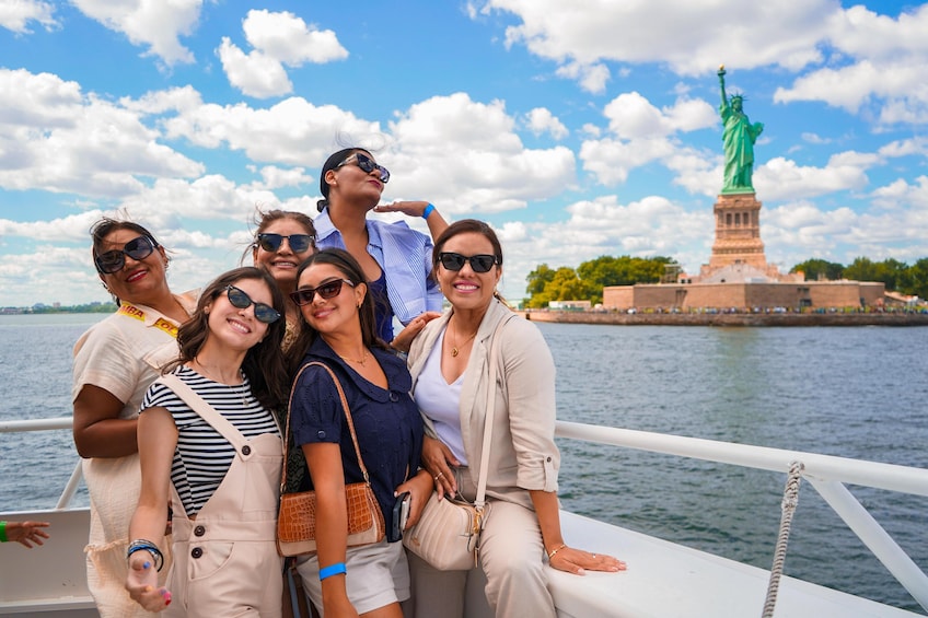 NYC Statue of Liberty, Downtown & Bridges 90 min Sightseeing Cruise