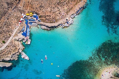 ブルーラグーンコミノ島への沿岸フェリークルーズ