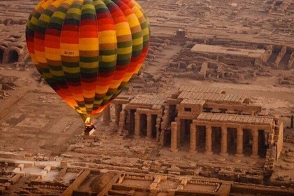 Hurghada: Small-Group Luxor Highlights & Hot Air Balloon Day Tour