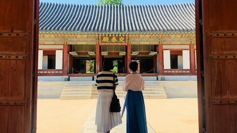 Gyeongbokgung Unveiled: A Tour with an Former Official Guide