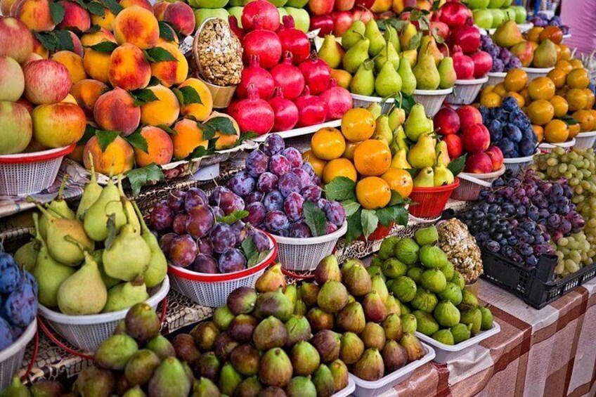 All varieties of sweet fruits in the harvest season.