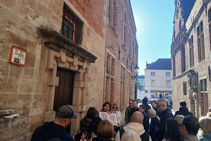 Small-Group Nostalgic Walk: Bruges' Story of Rise & Autumn