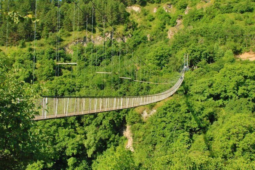 Swinging bridge in the old Khndzoresk