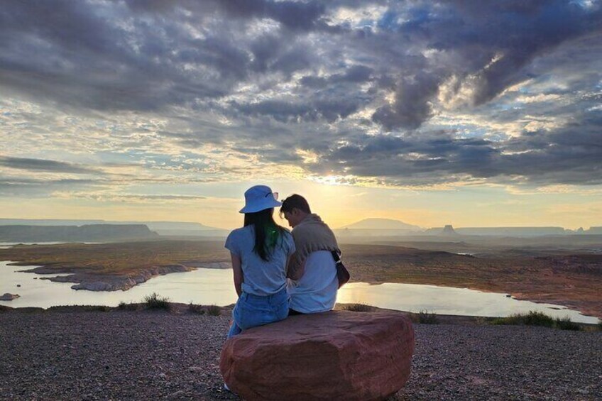 Lake powell is a large and beautiful man-made reservoir on the colorado River, located on the border between Utah and Arizona. It is famous for its stunning red rock canyons, clear blue waters.