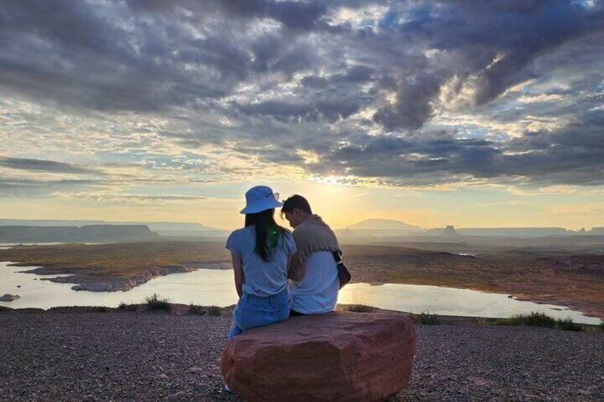 Lake powell is a large and beautiful man-made reservoir on the colorado River, located on the border between Utah and Arizona. It is famous for its stunning red rock canyons, clear blue waters.