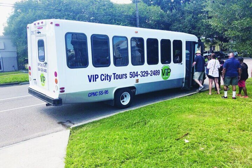 Private New Orleans City and Cemetery Bus Tour Up to 24 People