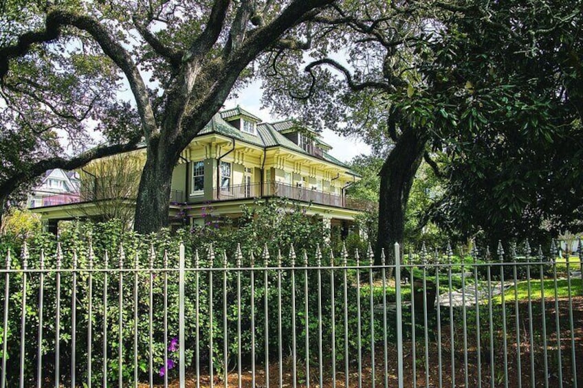 Private New Orleans City and Cemetery Bus Tour Up to 24 People