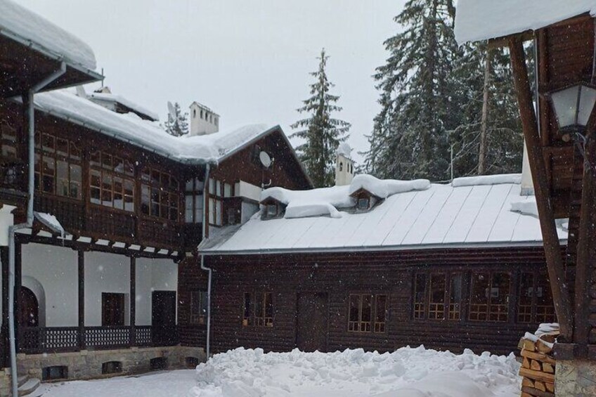 Hike and Sled in Borovets With a Visit of Royal Bistritsa Palace