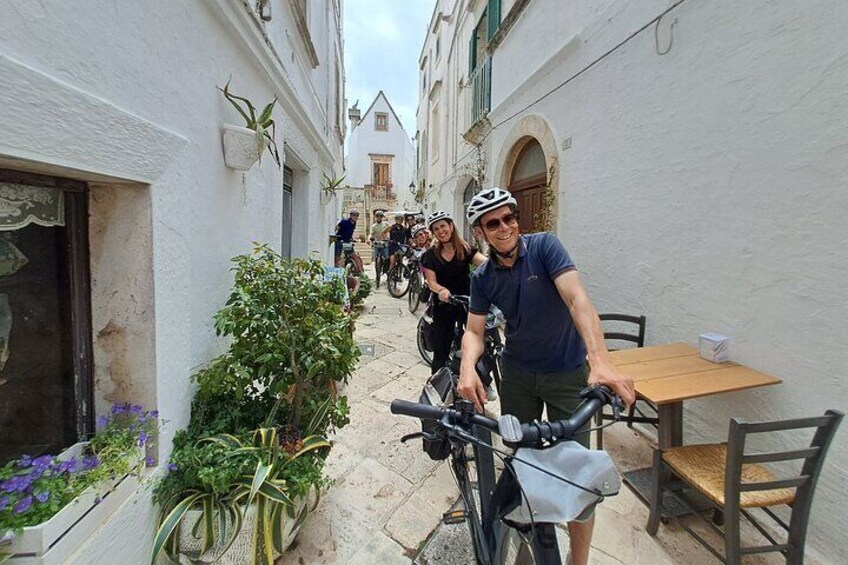 Guided e-bike tour from Locorotondo to Cisternino round trip