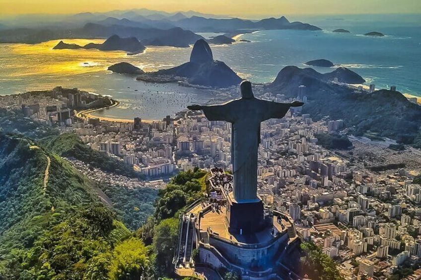 Rio de Janeiro: Helicopter flight in Christ the Redeemer - 30 min