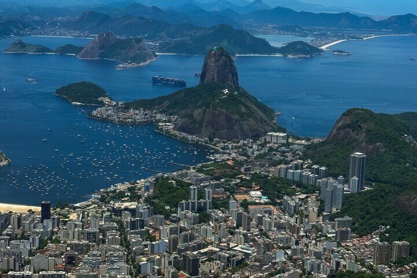 Rio de Janeiro: Helicopter flight in Christ the Redeemer - 30 min