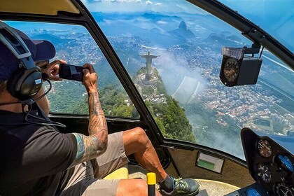 Rio de Janeiro: Helicopter flight in Christ the Redeemer - 30 min