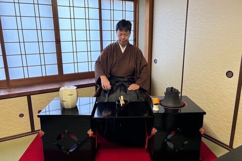 Tea Ceremony Demonstration
Watch a demonstration by an instructor showcasing the graceful movements and seasonal hospitality of the tea ceremony.