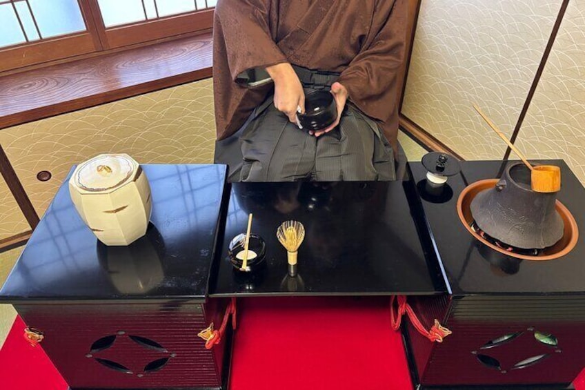 Tea-Making Experience
Participants will whisk matcha themselves and savor the essence of the tea ceremony.
Immerse yourself in Japan’s traditional customs and enjoy a moment of peace and reflection.