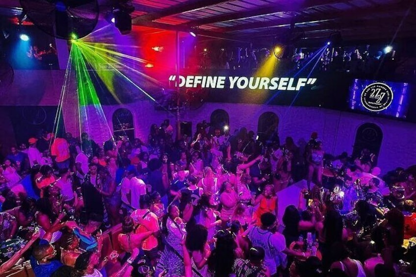 Lounge 27/27 Night Tour