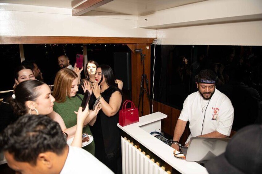 Luxury Dinner Cruise 2 Hour Live Shows & Drink Package