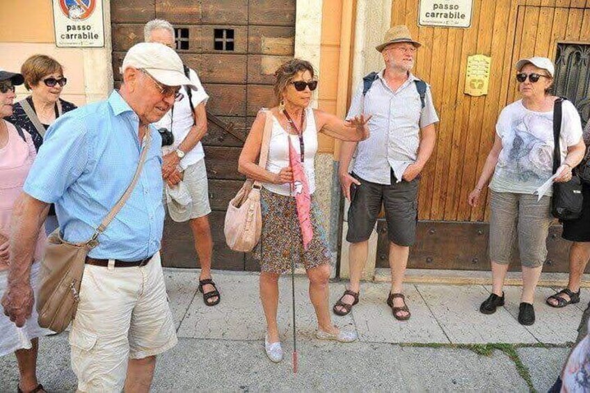 1h walking tour of Verona highlights with official city guide start at 6PM. 