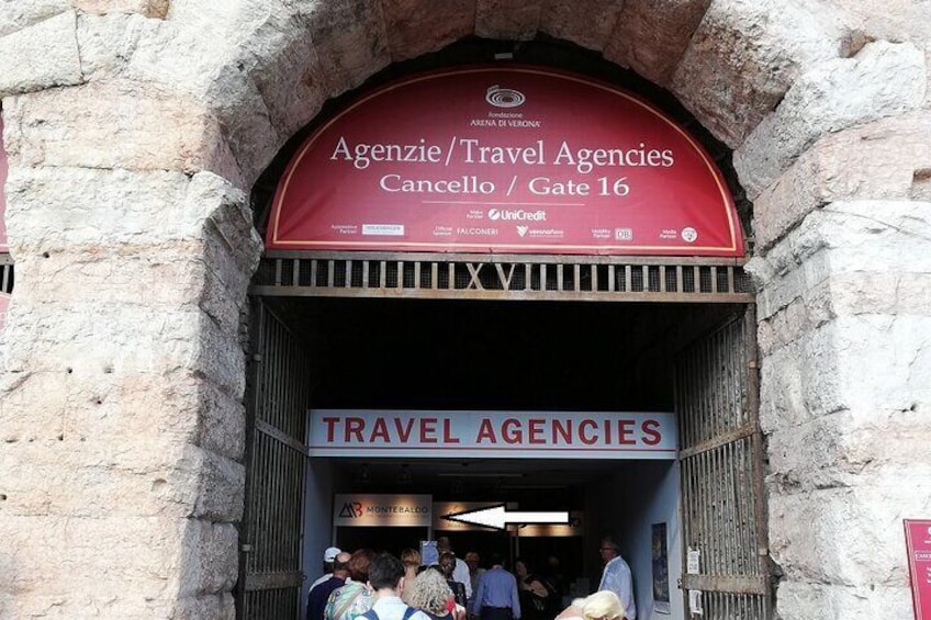 Retire here your package. Ticket for Opera, walking tour, public transport ticket,