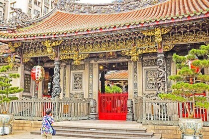 Wanhua Nightlife Walking Tour in Taipei