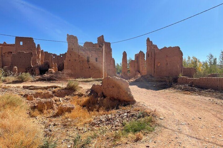 Within the forgotten remains, a valley frames the ruins of a majestic kasbah. The stones, witnesses of a glorious past, bear the scars of time. In this theater of shadows and light,