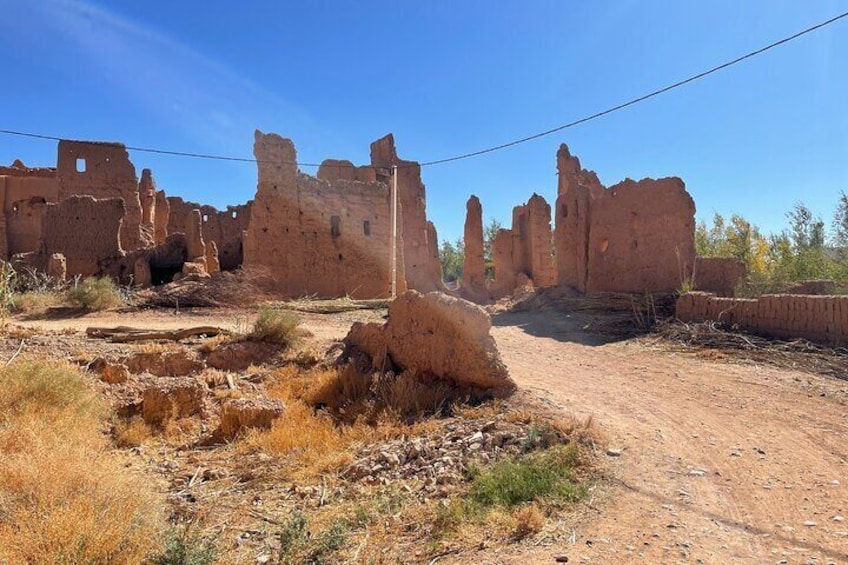 Within the forgotten remains, a valley frames the ruins of a majestic kasbah. The stones, witnesses of a glorious past, bear the scars of time. In this theater of shadows and light,