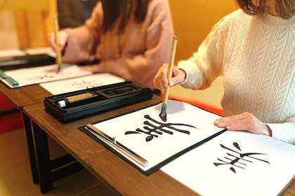 大阪で日本の書道体験