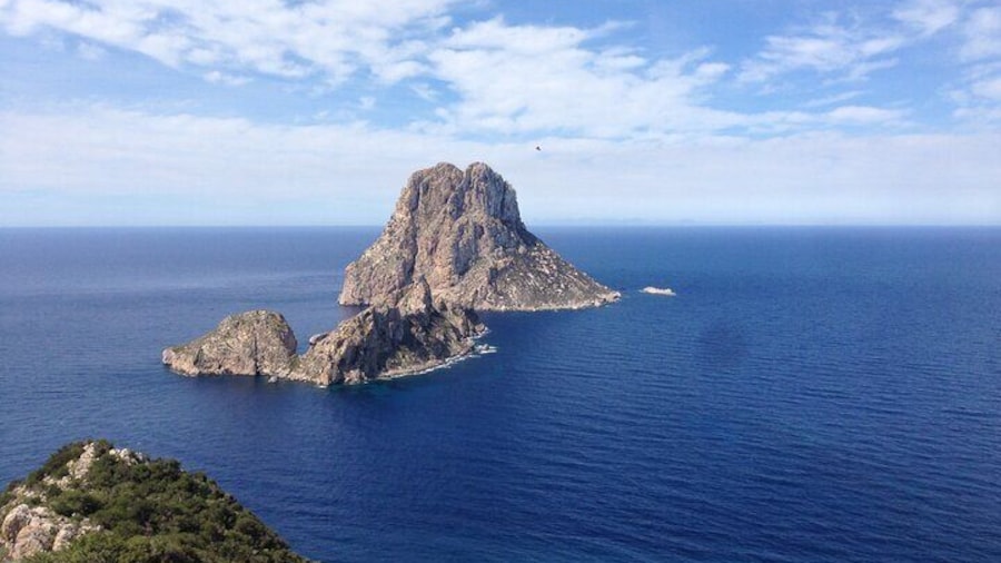 Es Vedra Boat Tour in Ibiza with Guide and Drinks