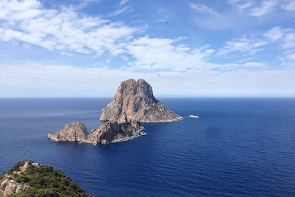 Excursión Marítima en Ibiza a Es Vedra con Guía y Bebidas