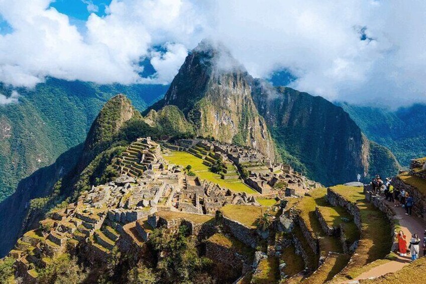 Machu Picchu Train Tour with Lunch from Cusco in one day 