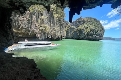 Phi Phi Islands - Big Boat Cruise with Snorkelling