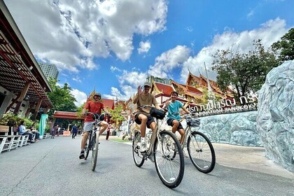 Bangkok Thonburi Backstreets and 3 Peaceful Temple Bike Tour