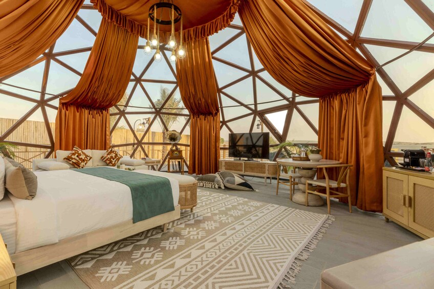 Dubai: Al Marmoom Domes Desert Glamping & Dining Experience