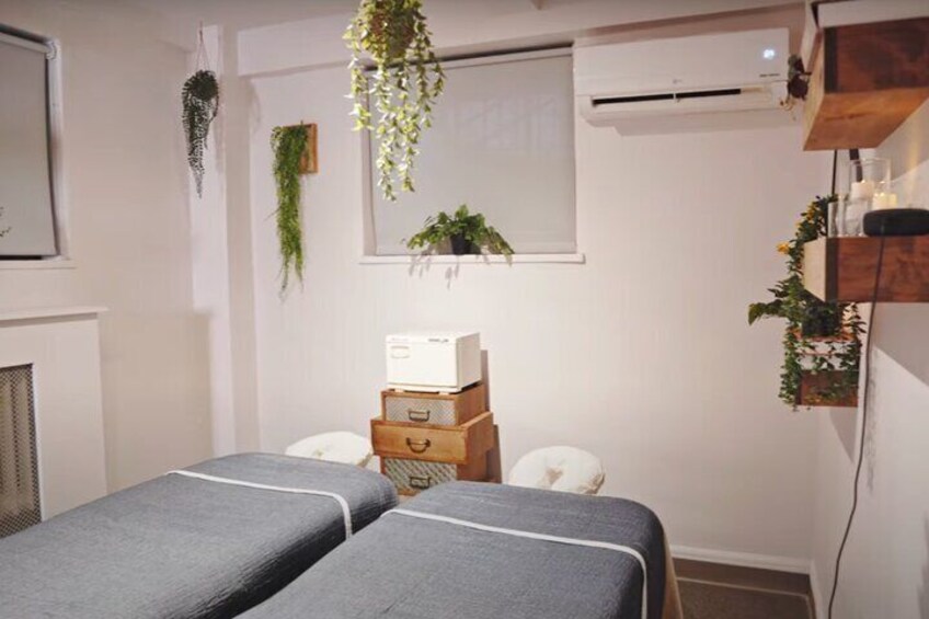 Experience the magic of a Couples Massage at Knead NYC. Located in the heart of NYC, we’re here to elevate your spa day.