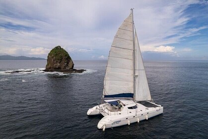 Catamaran sunset sailing papagayo gulf