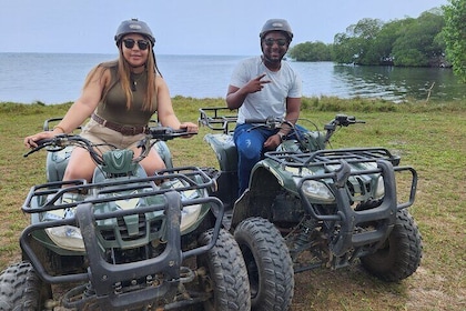 Balade à cheval et en VTT avec singe et paresseux à Roatan