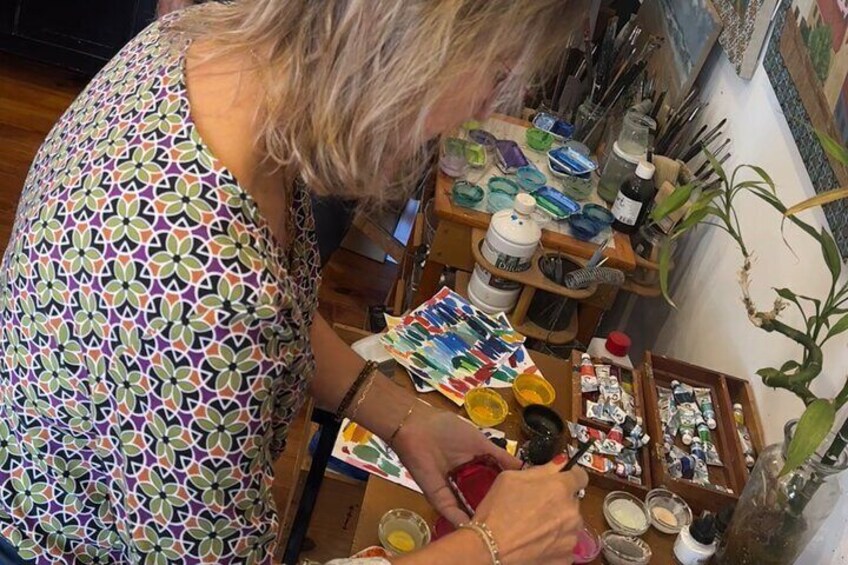Agathe mixing colors