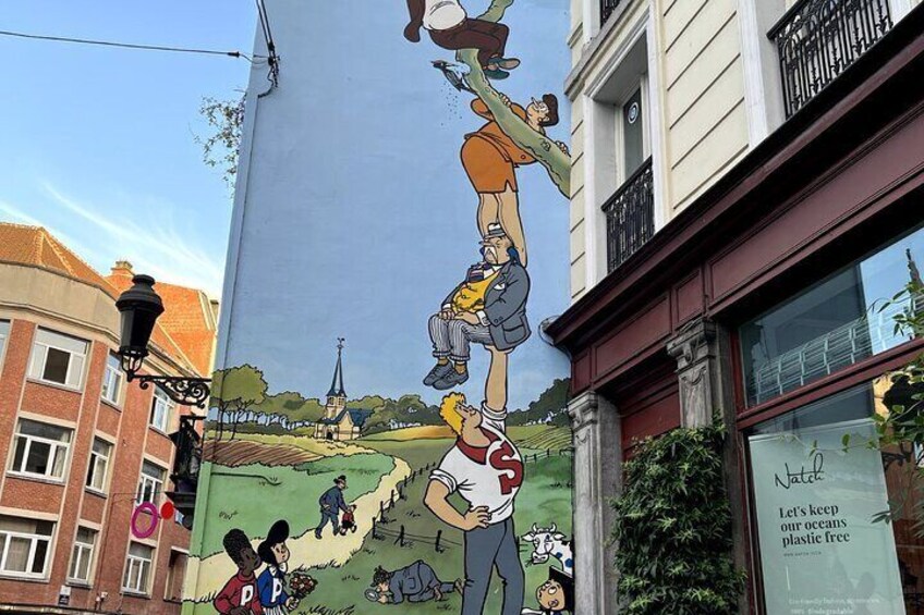 Brussels 2h walking tour of the Walls of Comics