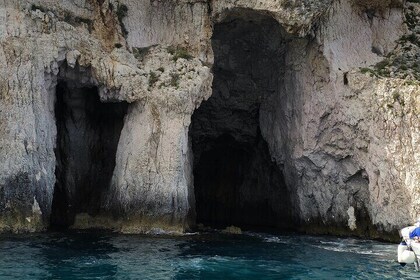 Private boat tour of the island of Ortigia and the sea caves