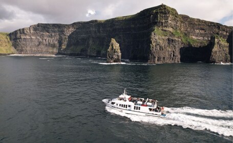 From Dublin: Cliffs of Moher, Boat Tour & Aillwee Cave