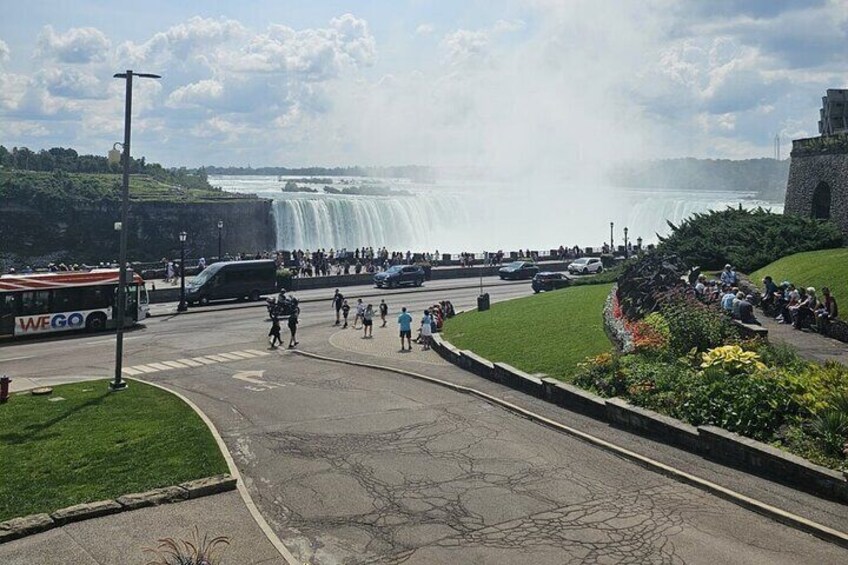 Niagara Falls Tour from Toronto with Boat Ride and Winery Stop