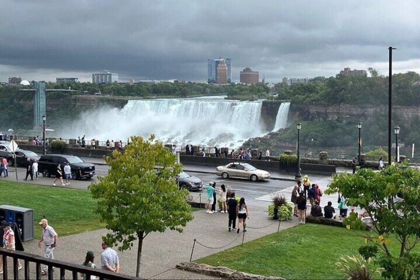 Niagara Falls Tour from Toronto with Boat Ride and Winery Stop