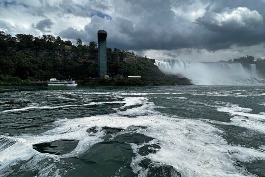 Niagara Falls Tour from Toronto with Boat Ride and Winery Stop